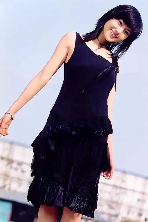 年轻的高圆圆堪称纯欲天花板经典蘑菇头配小白裙放现在也惊艳