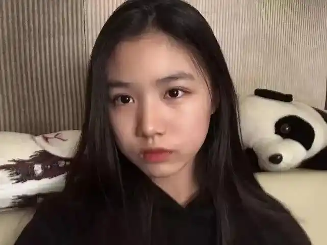 汪峰大女儿小苹果近照曝光,13岁看着像18岁,完美遗传了妈妈颜值