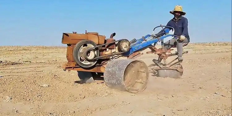 农村大叔手扶拖拉机改装的压地机,省事效率高,这样机器令人佩服