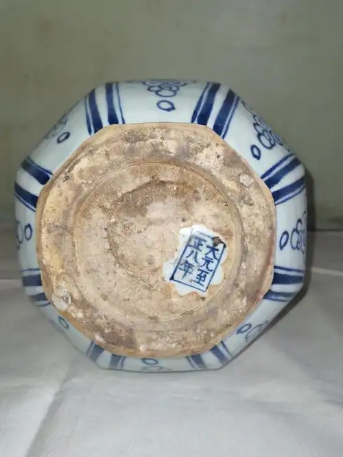 我刚刚得到这件玉壶春瓶的时候,底足很脏这是我反复清洗后的照片.