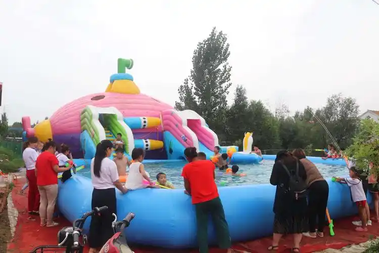 孩子们在水上充气城堡,玩的不亦乐乎!