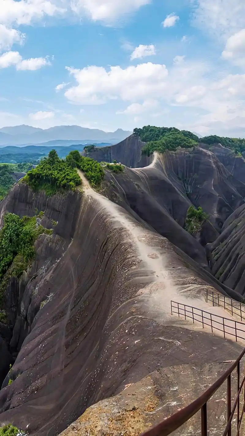 这里是位于湖南省郴州市的高椅岭,一块尚未开发的丹霞地貌处女地,这里