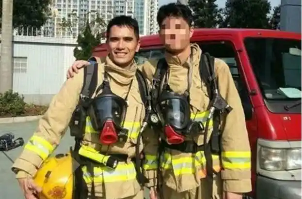 现在的何健威,活得好好地,没有中邪,没有去世,而且还成了一名伟大的