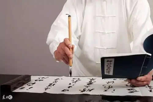 毛笔的握法及用力