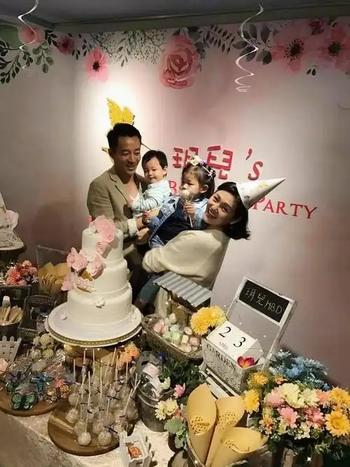 月23日,大s为女儿小玥儿庆祝3岁生日的现场照曝光,一家四口幸福亮相