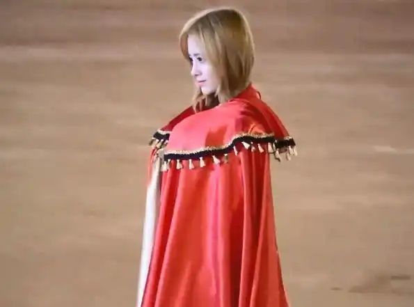 鞠婧祎扮演披风少女随风扭动的瞬间被定格完美诠释真实公主脸