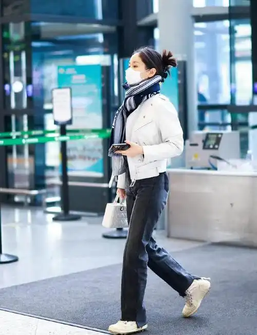 王子文在牛仔风格的穿搭上,总是能够表现得那么率性洒脱.