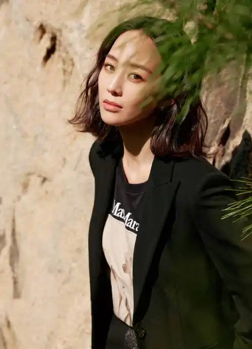 张钧甯短发黑西装凌厉酷飒美腿纤细笔直画面养眼