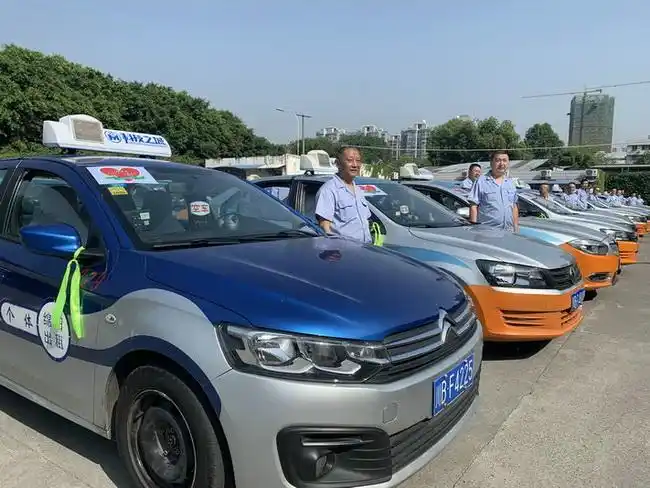 爱心送考绵阳1500辆出租车整装待发两部预约电话同步开启