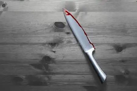 刀和蹩脚货关于血向木材地面,万圣节前夕血y*照片