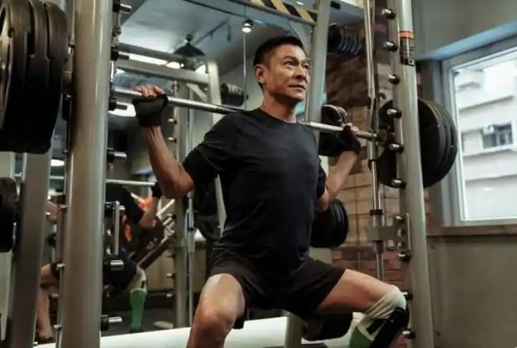 出道40年,已经60岁的刘德华,怎么还像一个小伙子?