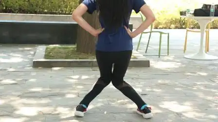 走路外八字,腿粗气质差伤膝盖,这动作每天三分钟,一个月纠正了