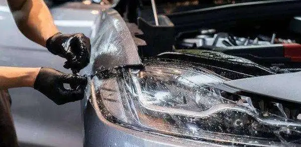 特别是后档窗玻璃与其他的玻璃不一样,后档有加热丝的存在,是汽车厂家