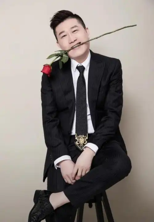 原创回眸一笑鸡飞狗跳张鹤伦一图引全网大接力请勿吃饭喝水时点开