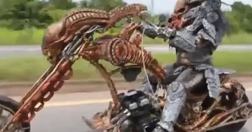 泰国小哥cos铁血战士被警方捕获,原因是在马路上骑异形