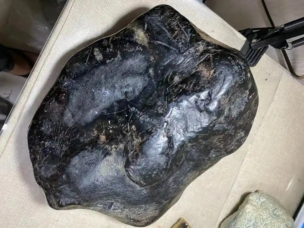 翡翠原石.13.39公斤,老坑莫湾基天然油性皮帝王绿手镯料, - 抖音