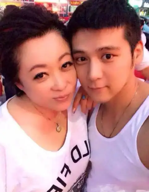 传出by传闻,一是因为年龄相差太大,二是因为这两人一会老婆老公的