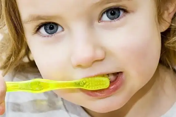 如果有条件的话,刷牙之后使用牙线清洁牙缝.