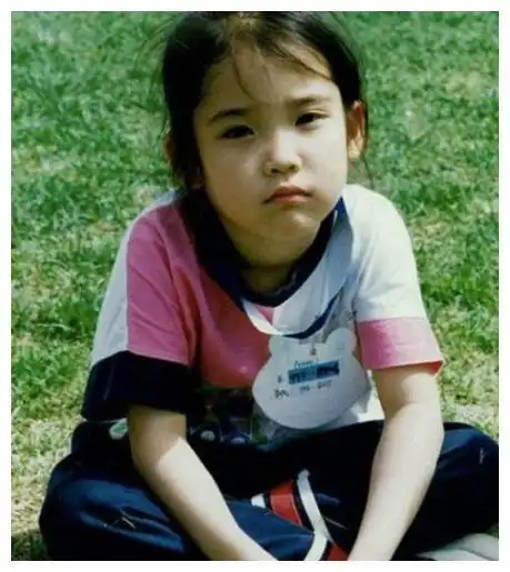 韩国女明星童年照,本以为孙艺珍就很美了,崔智友像"小公主"