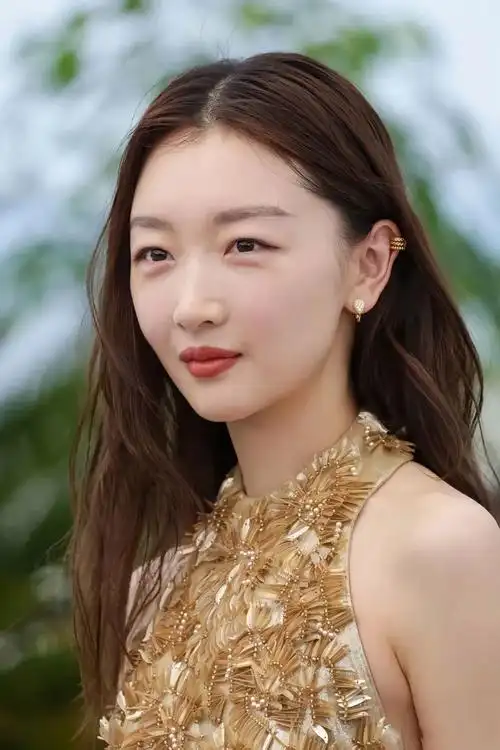 她身材较为单薄,一直以来缺乏传统女性的丰腴韵味