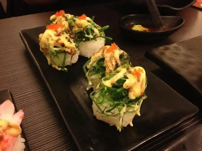 芝士烧海草寿司,一股焦味,可是我朋友却很爱,因人而异吧.