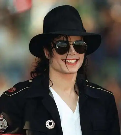 迈克尔·杰克逊一生所取得的成就是前无古人,前无古人的.