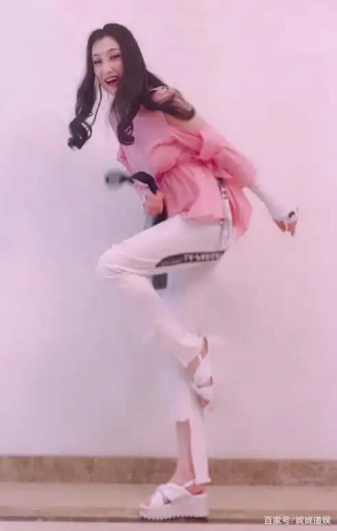 53岁林芳兵晒美照,粉衣配白色破洞裤,穿着打扮比年轻人还潮流!