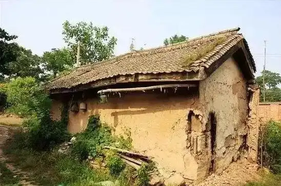 由于生产力落后,我国在七十年代前还存在大量的土胚房.