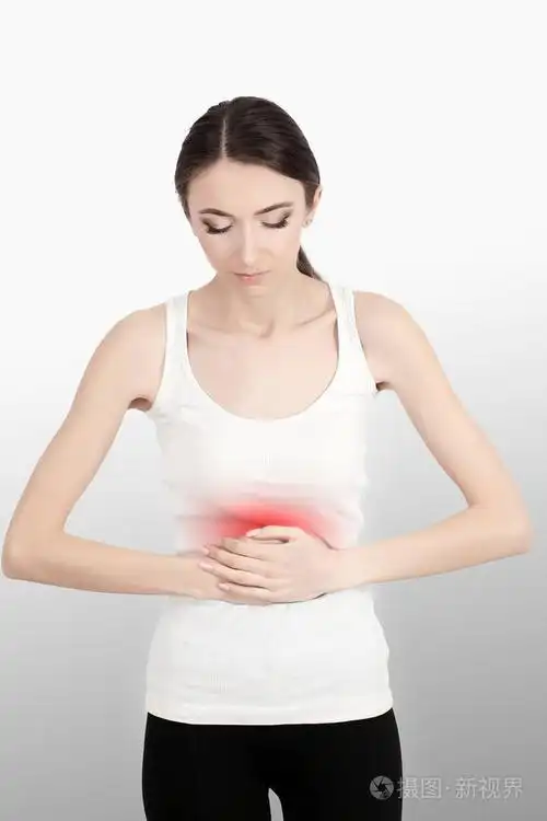 有魅力的女性痛苦的胃痛, 牵着一只手在肚子上.消化, 健康问题概念