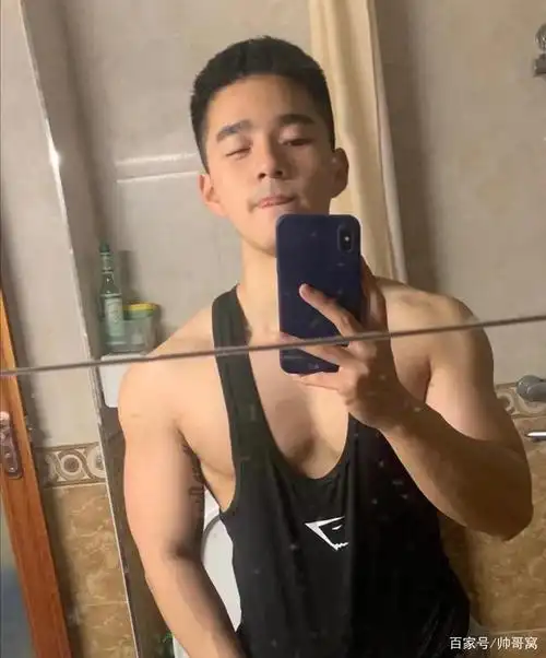 健壮的00后肌肉小奶狗,呆萌的自拍照,迷人的身材,男力友爆表!