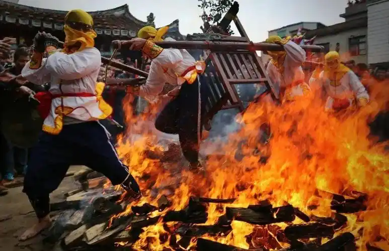 莆田元宵79梧塘松东赤脚踩火
