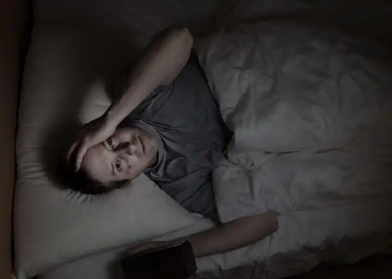 失眠睡不着的男人