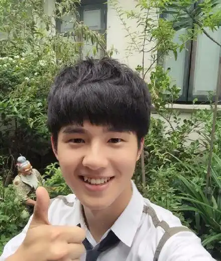 刘昊然满意高考成绩刘昊然童年照新浪娱乐讯 今天(6月23日),各地高考