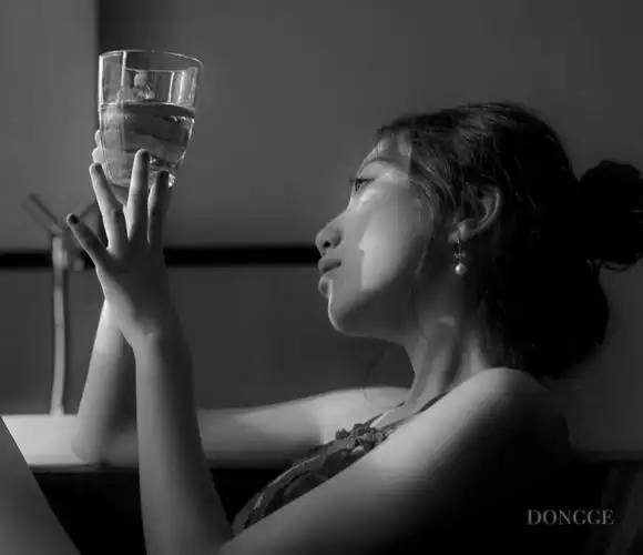 一组性感的照片一个爱喝酒的女人