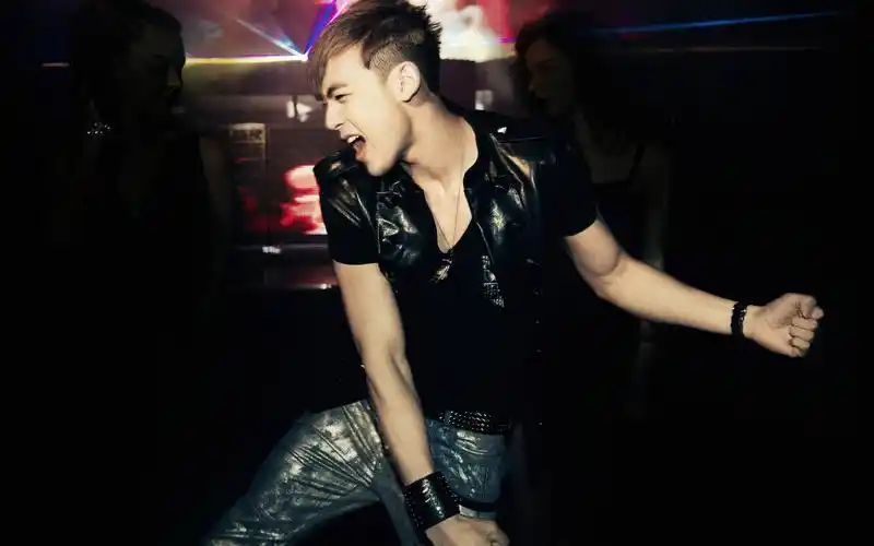 2pm帅气壁纸_神一般降临的组合2pm