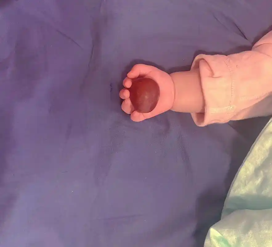 一个小小的葡萄99,放小宝宝手里变的好大,应该很吃好久吧#人 - 抖音