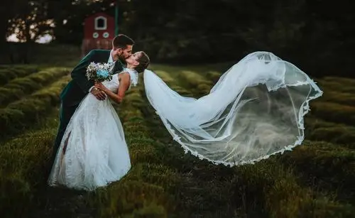 外景婚纱接吻写真摄影