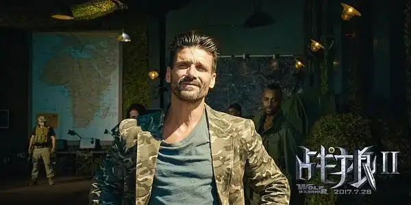 "叉骨"弗兰克·格里罗扮演雇佣兵头目"老爹"