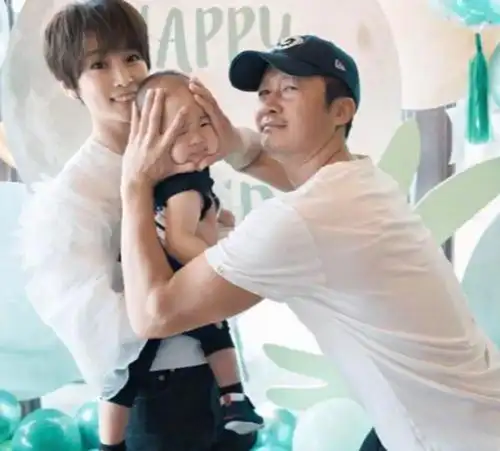 吴京一家办烧烤趴,46岁头发花白胡子拉碴,吴所谓长高变烧烤师傅