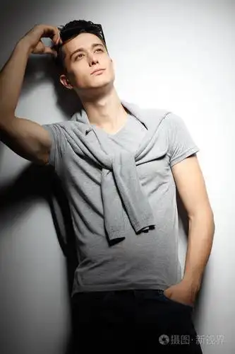 性感的年轻男子在时尚风格.男模特