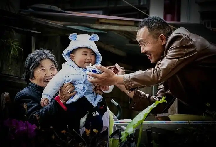 合肥举办"爱我中华"摄影展 老人用相机记录幸福生活