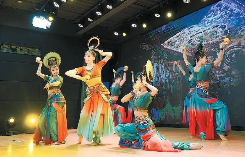 舞剧《五星出东方》舞蹈演员在进行古韵国色之《汉舞》及丝路魅影之