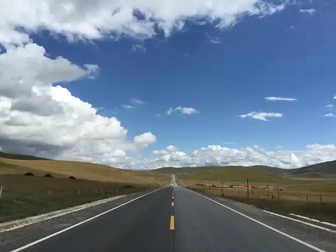 大道通天.拍照于甘肃甘南草原.