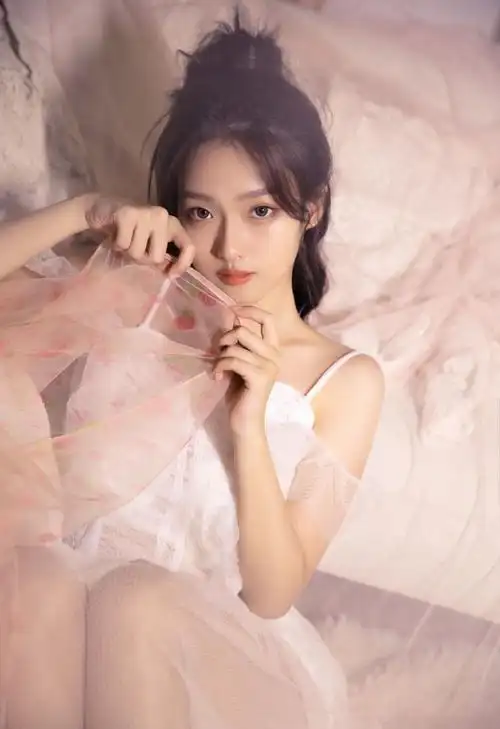 天鹅绒白纱裙梦幻性感美女艺术写真