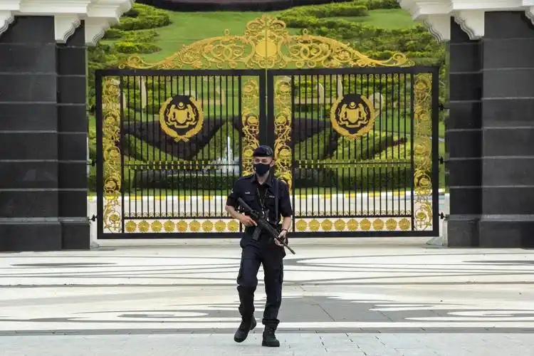 8月16日,一名警察在位于马来西亚吉隆坡的国家皇宫外执勤.