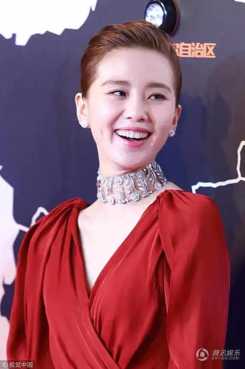 刘诗诗穿深v红裙出席活动,但大家都在议论她的牙齿!