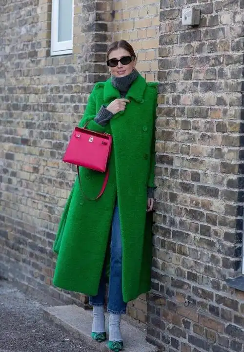 绿色毛衣 黄色西装绿色还可以运用到毛衣当中,利用绿色毛衣去搭配自己