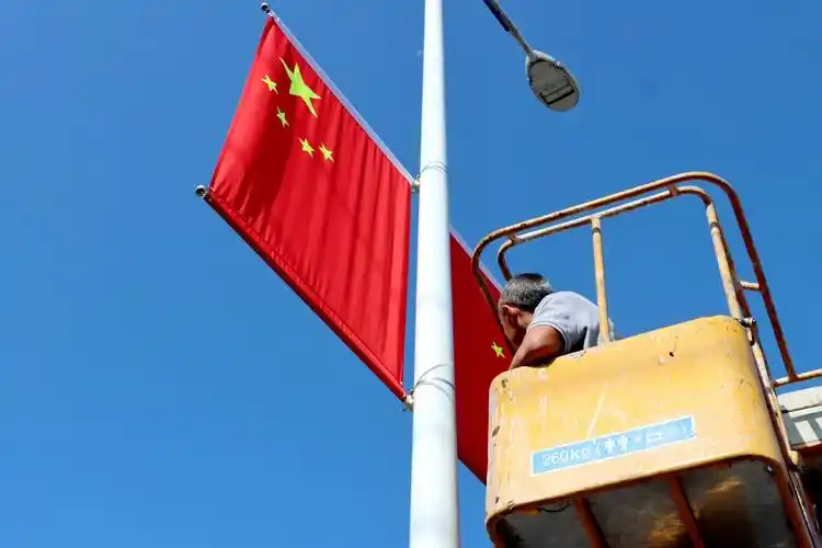 迎国庆挂国旗夷陵全城洋溢中国红