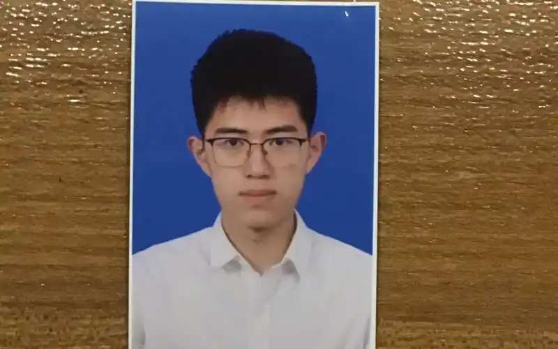 高三要毕业了第一次刮胡子拍证件照但不太会