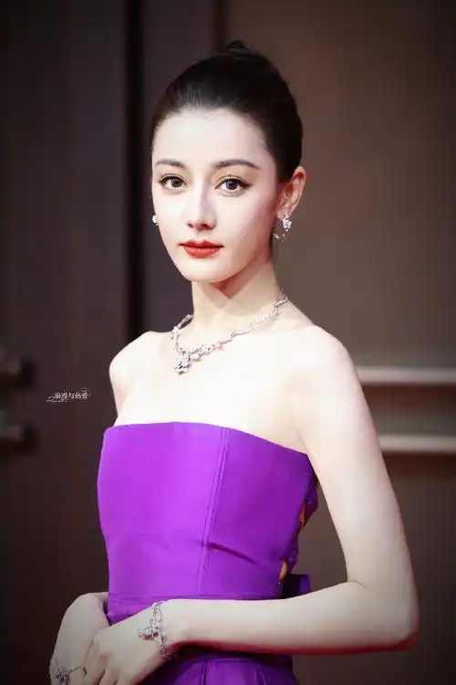 迪丽热巴 x dior红毯造型一袭紫色长裙惊艳亮相,优雅步调勾勒曼妙曲线